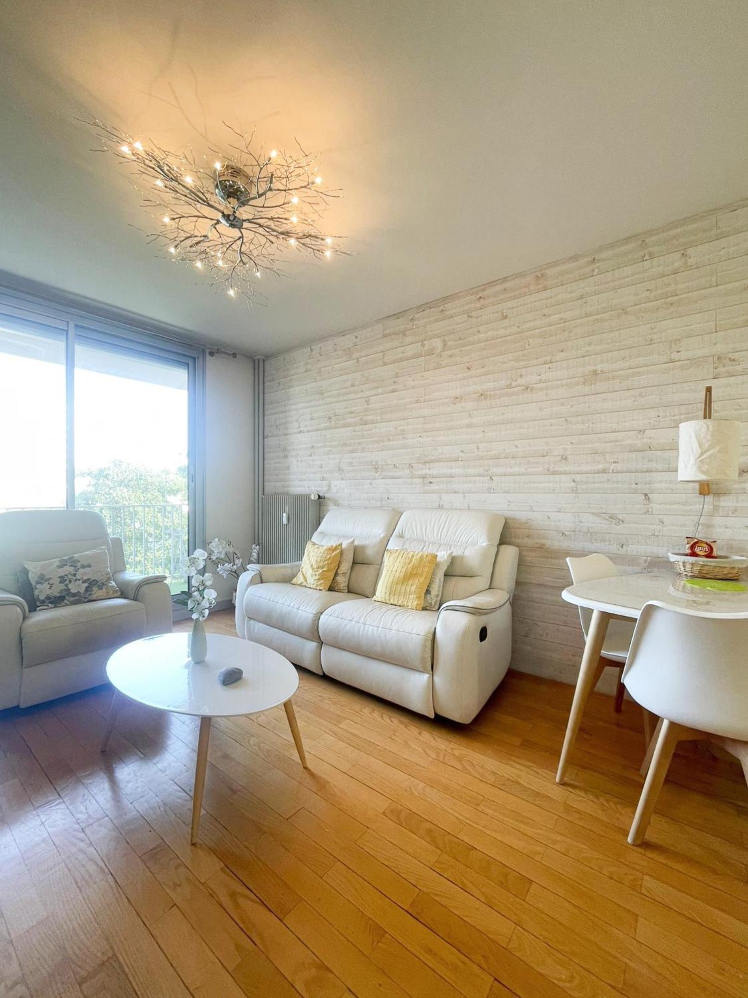 Appartement Spacieux Avec Balcon Bourg-en-Bresse Esterno foto